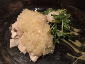 蒸し鶏のネギソースがけ